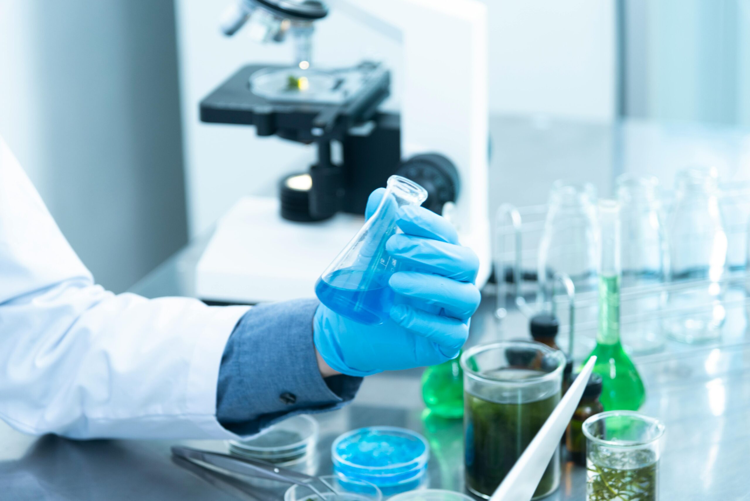 Especialista trabajando en laboratorio
